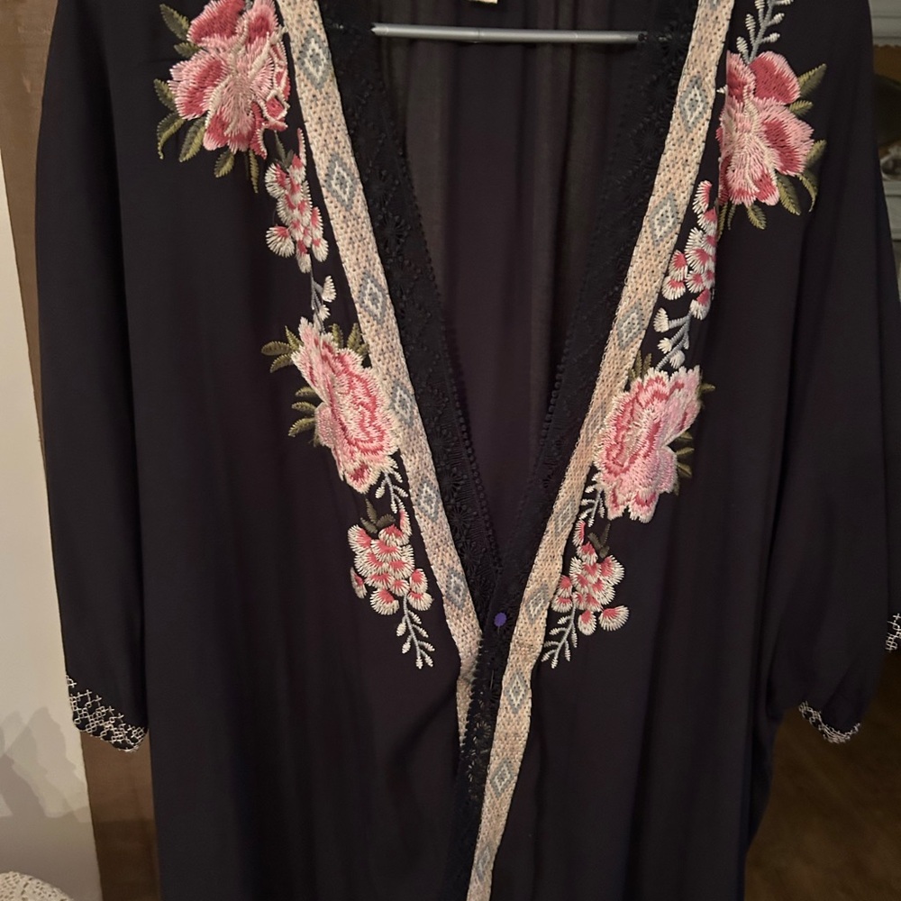 Paparazzi Black floral embroidered Kimono